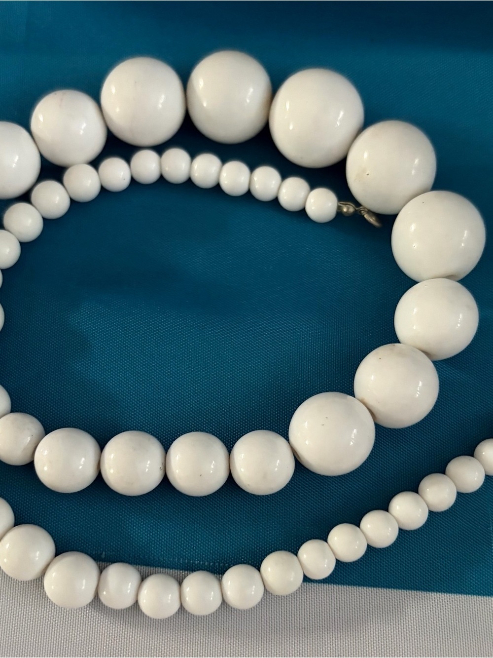 Vintage style graduated white bead necklace - Picture 3 of 4